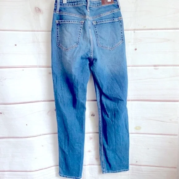 Hollister Ultra High Rise Mom Jeans - Picture 6 of 6